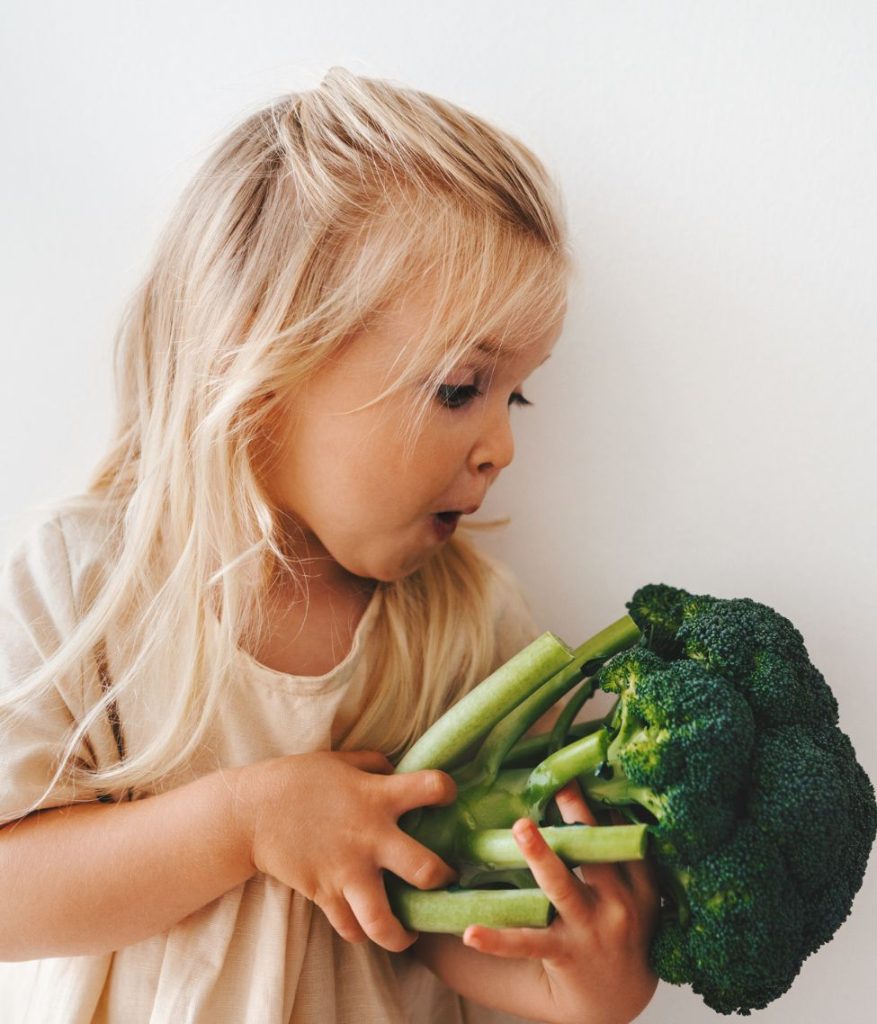 Enfant avec un brocoli