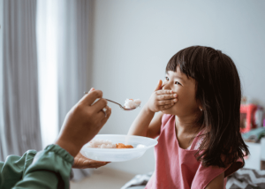 Mon bébé refuse de manger, que faire ? Nos conseils