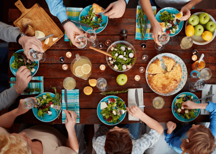 Servir le dessert pendant le repas : bonne ou mauvaise idée ?